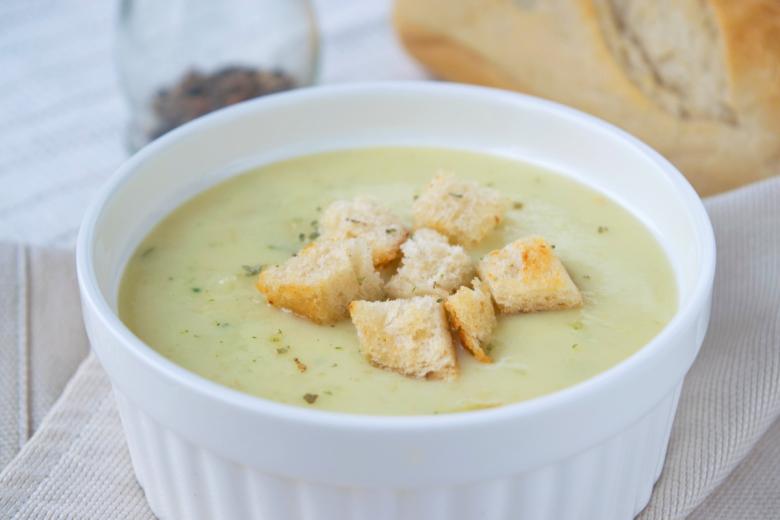 Zucchettisuppe mit Ingwer-Croutons