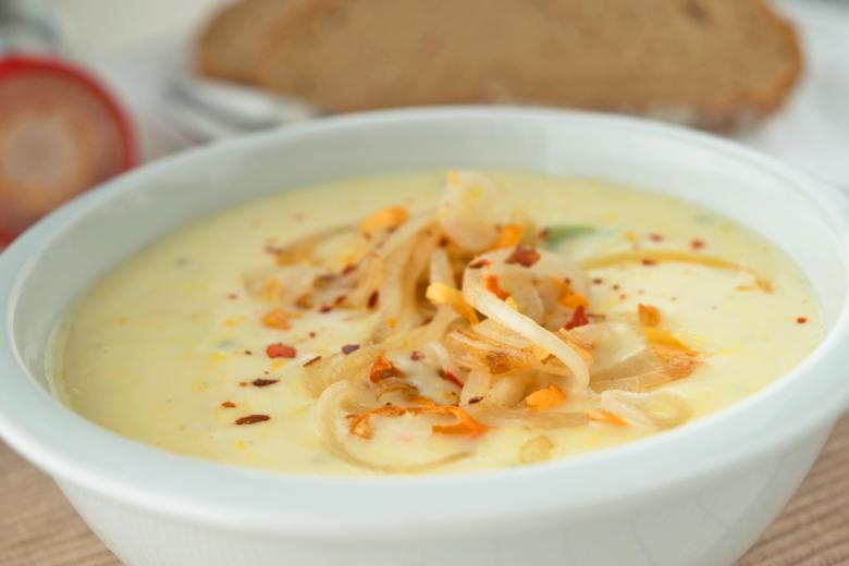 Maissuppe an Chilizwiebeln