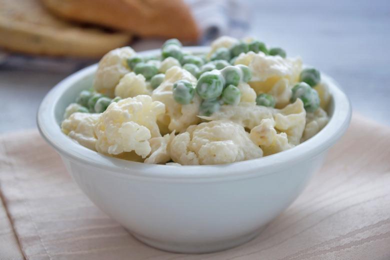 Frischer Erbsen-Blumenkohl-Salat