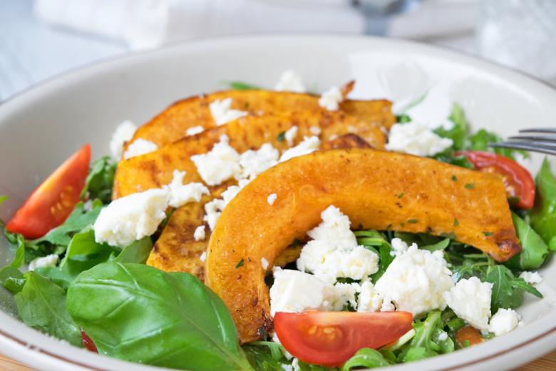 Rucola-Salat mit Kürbisspalten