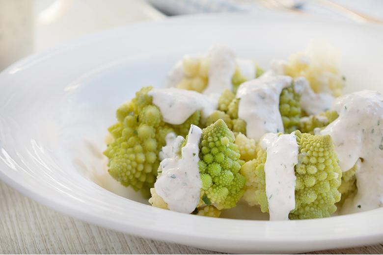 Romanesco mit Nuss-Kräuter-Sauce
