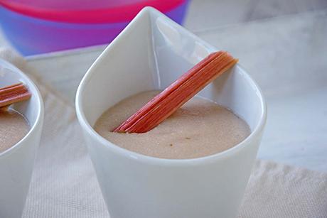 Griess mit Apfel und Rhabarber