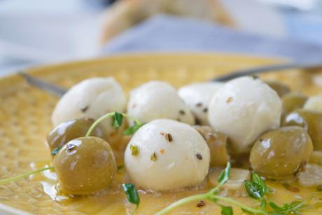 Marinierte Mozzarella-Perlen