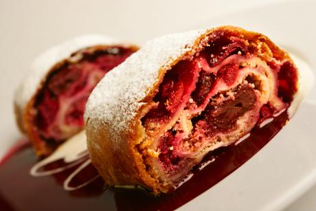 Hausgemachter Kirschen-Strudel