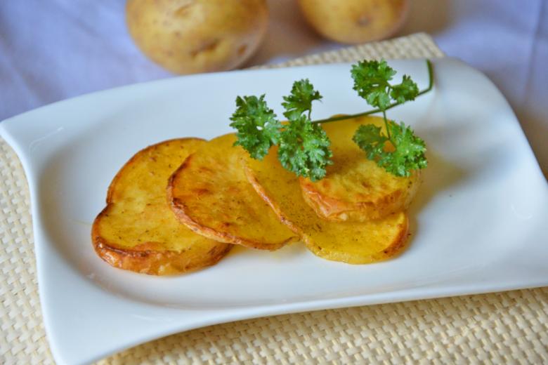 Pikante Kartoffelscheiben aus dem Ofen