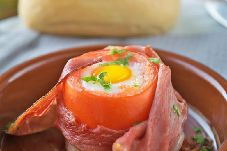 Gefüllte und eingewickelte Tomaten