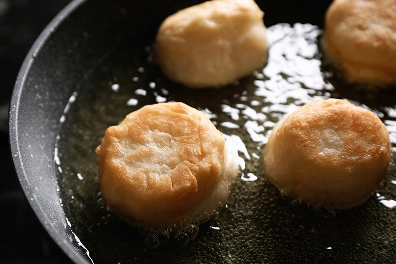 Pfannenkrapfen mit Schafskäsefüllung