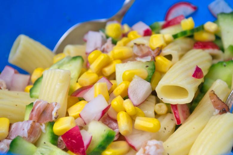 Mais-Nudelsalat