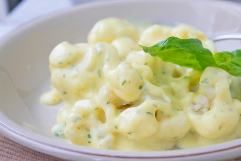Blumenkohl an veganer Senfsauce