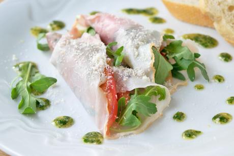 Rucola-Schinkenröllchen mit Pesto