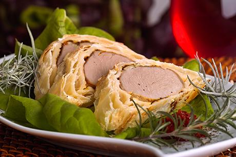 Gebackenes Schweinsfilet im Teig