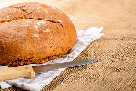 Brot mit Cashewnüssen im Topf