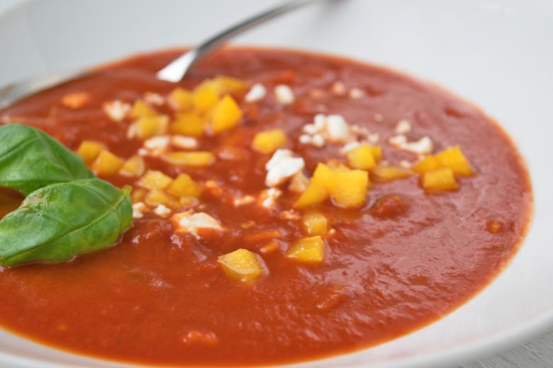 Tomatensuppe mit Schafskäse