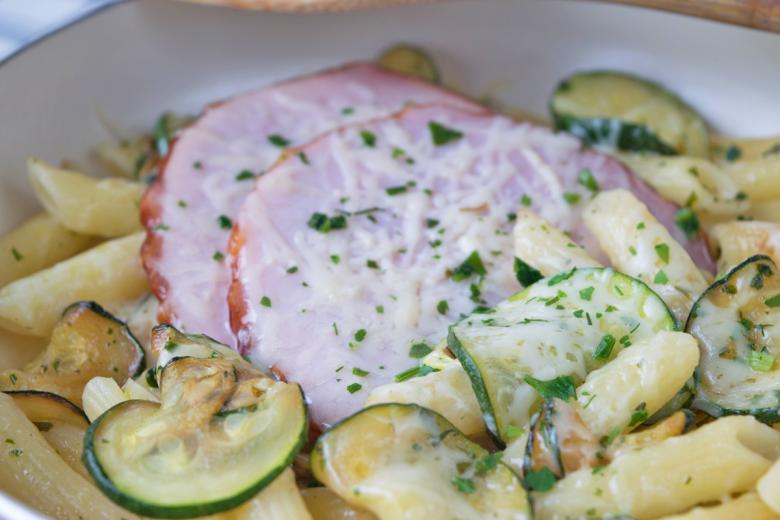 Nudel-Zucchini-Gericht
