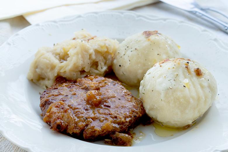 Schweinskoteletts an Zwiebelsauce
