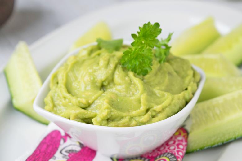 Avocadodip mit Dill und Gurken
