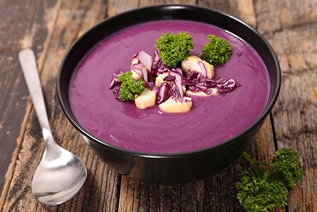 Rotkrautsuppe mit Äpfel