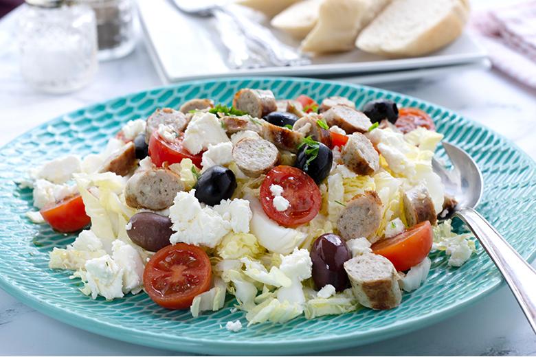 Schweinsbratwürste auf knackigem Salat