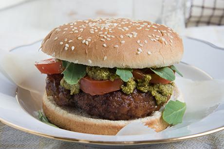 Grillburger mit Speck und Rucolasauce