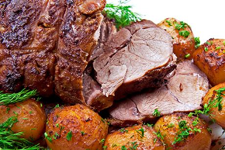 Zicklein mit Wildkräutern in Weinsauce