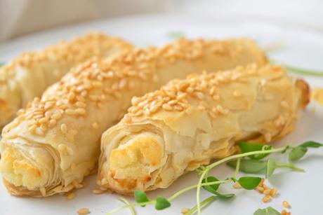 Frischkäse-Sesam-Röllchen