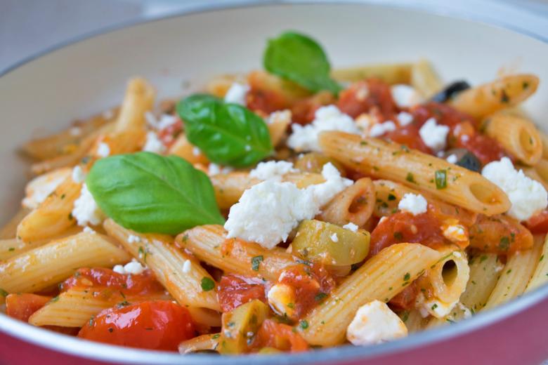 Nudelrezept mit Tomaten, Schafskäse und Oliven