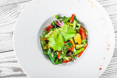 Fruchtiger Wildkräutersalat mit Avocado