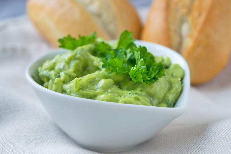 Avocadocreme mit Gurke und Dill