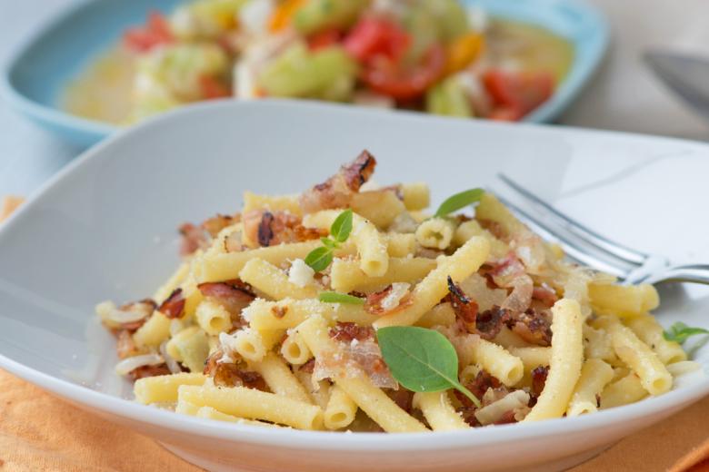Pastarezept mit Speck, Zwiebeln und Parmesan