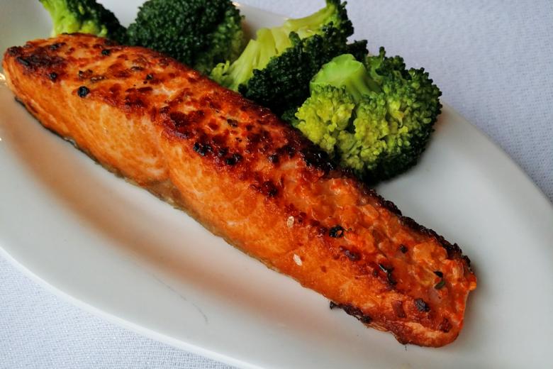 Lachsfilet mit Broccoli