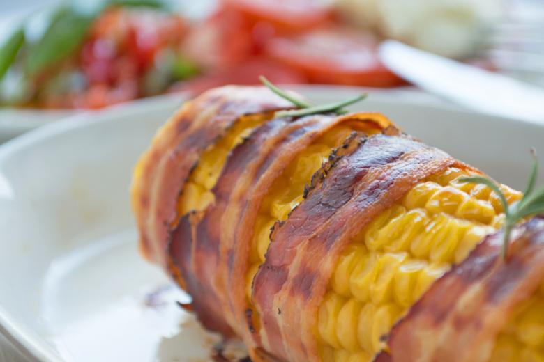 Gegrillte Maiskolben mit Speck und Rosmarin
