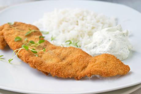 Panierte Lammschnitzel an Minzjoghurt
