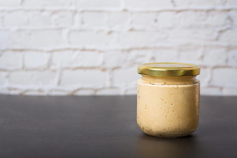 Rohkost Hummus in Olivenöl mit Dill