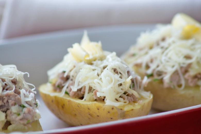 Gefüllte Kartoffelhälften mit Hackfleisch