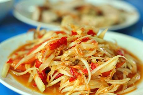 Dorschfilets mit Papaya-Zwiebel-Salat