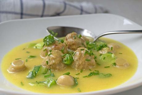 Kokossuppe mit Bratbällchen