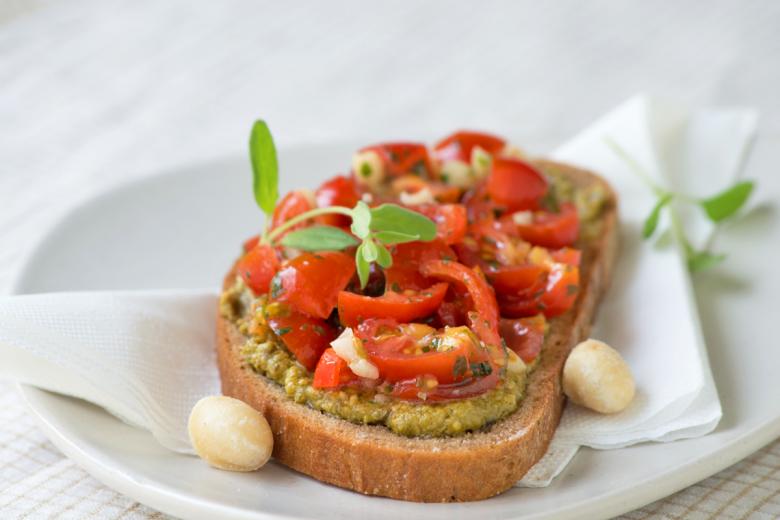 Tomatenbrot mit Pesto