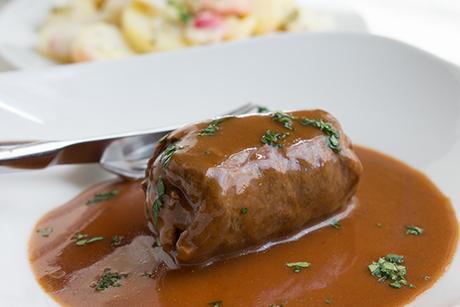 Mini Rouladen mit Cornichons und Frühlingszwiebeln