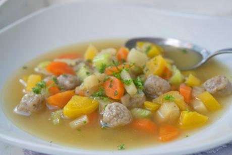 Wurzelgemüse Suppe mit Fleischbällchen
