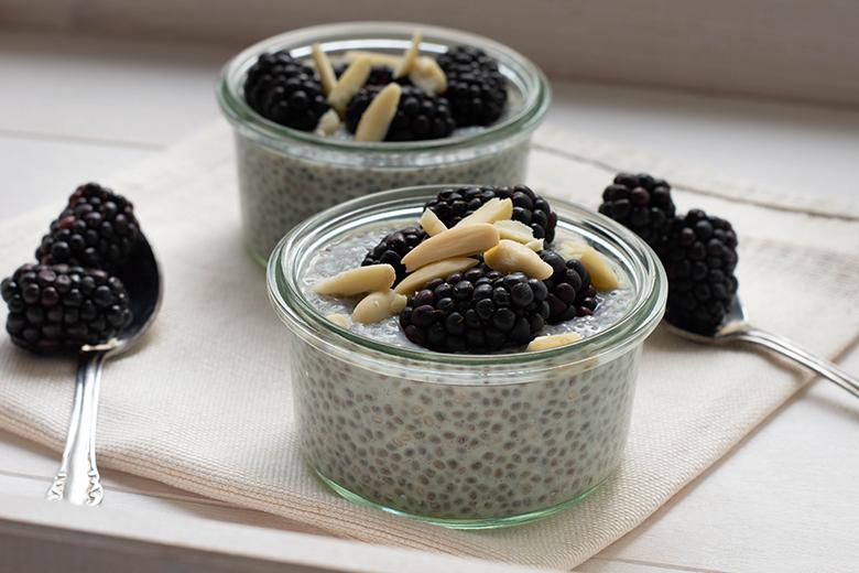 Chia-Mandel Pudding mit Brombeeren