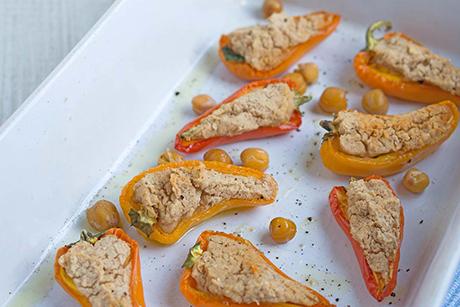 Kleine Peperoni mit Hummus