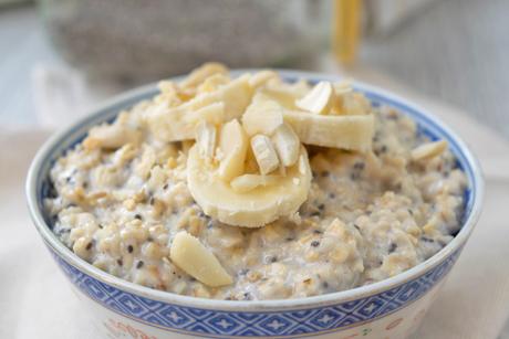 Porridge mit Mandeln und Chia Samen