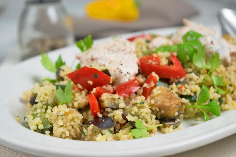 Couscous an Tahini-Sauce