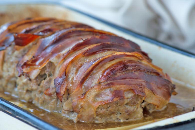 Mit Speck belegter Hackbraten