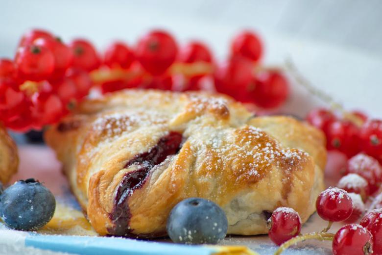 Blätterteigtäschli mit Waldbeeren