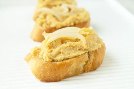 Crostini mit Bohnenpüree und Sprossen