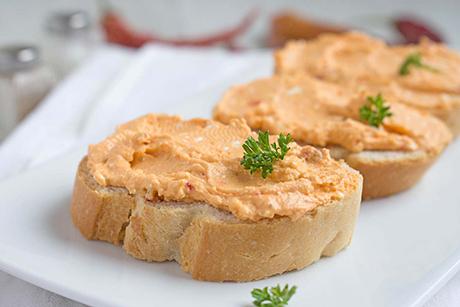 Brötchen mit Peperoni-Frischkäse-Mousse