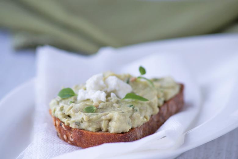 Brötchen mit Avocado-Kichererbsen-Tatar