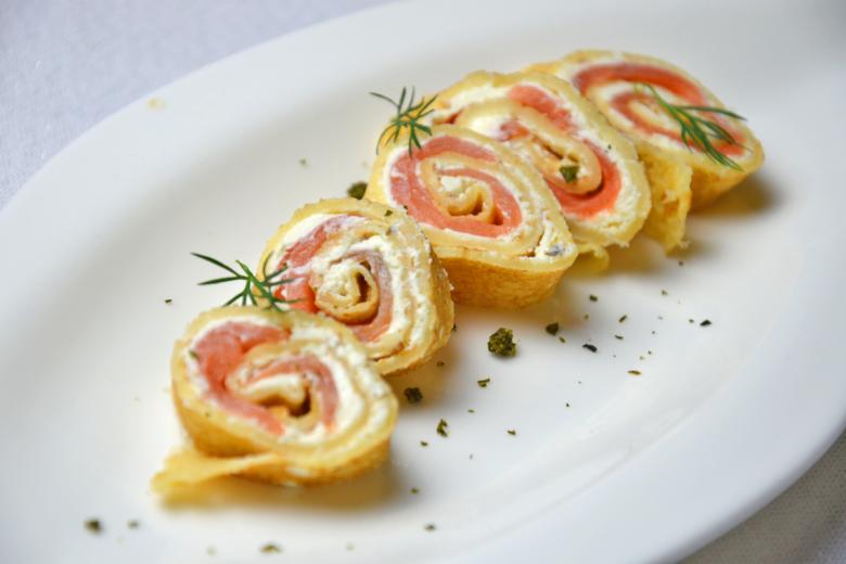 Crepe-Röllchen mit Lachs