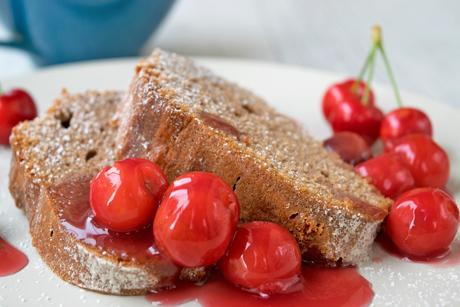 Schoggikuchen mit Sauerkirschen-Kompott